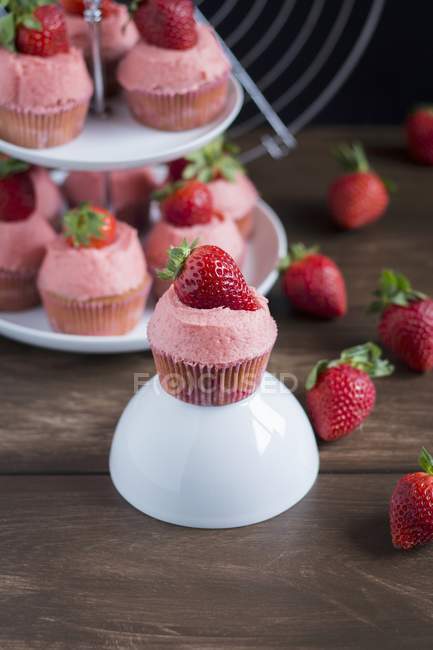 Cupcakes aux fraises sur un tagre — Photo de stock