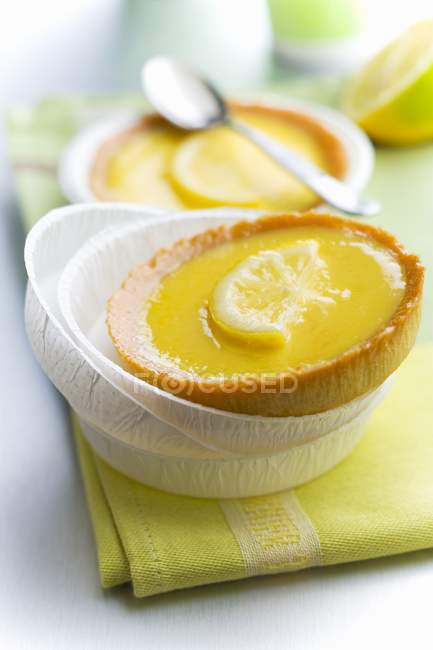 Lemon tartlet in stack of bowls — Stock Photo