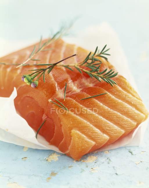 Толстый кусок сырого лосося — стоковое фото