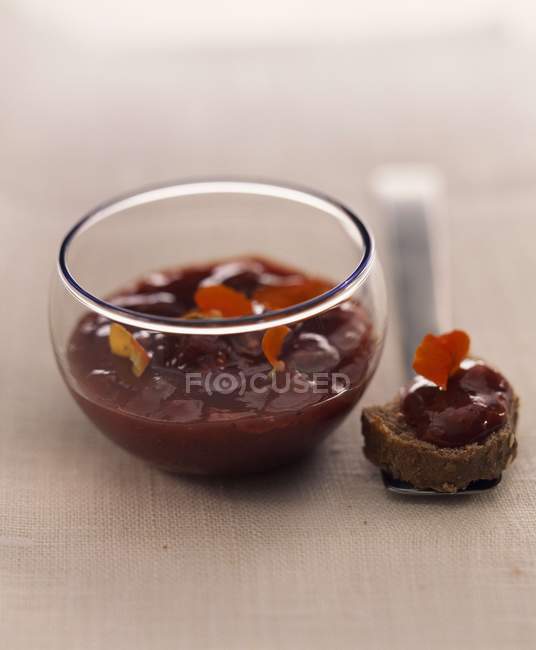 Pansy et confiture de fraises sauvages — Photo de stock