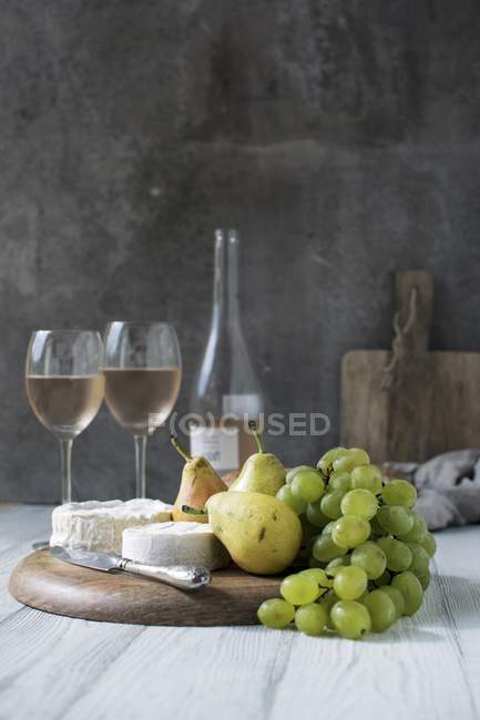 Rosenwein in Flasche und Gläsern — Stockfoto