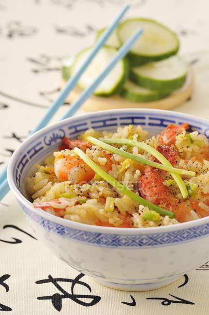 Gebratener Reis mit Garnelen und Gemüse — Stockfoto