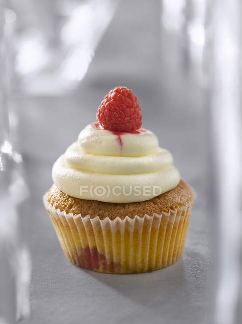Cream cheese and raspberry cupcake — Stock Photo