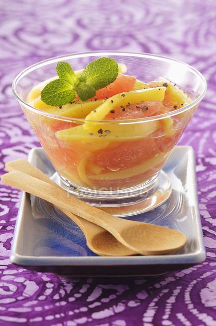 Grapefruit and mango salad — Stock Photo