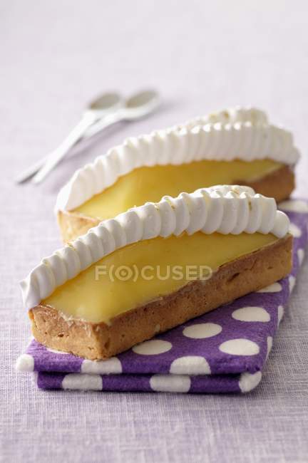 Pasteles de merengue de limón - foto de stock