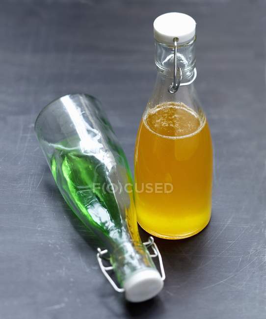 Bottiglie con sciroppo sul tavolo — Foto stock