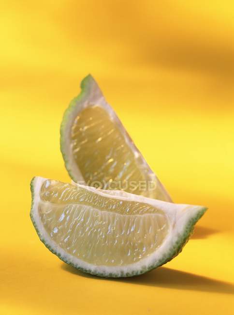 Cuartos de limón fresco - foto de stock