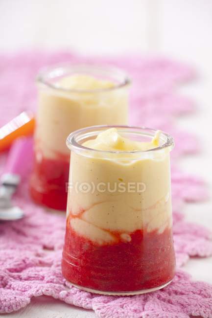 Nahaufnahme von Vanillecreme mit Erdbeersoße — Stockfoto