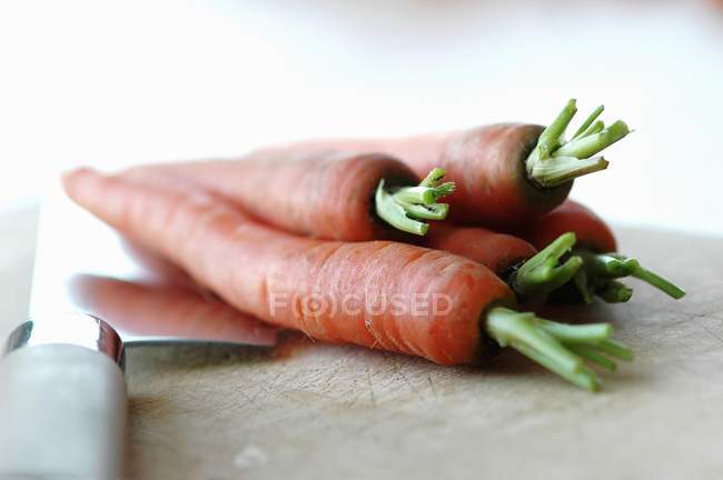 Cenouras na superfície de madeira — Fotografia de Stock