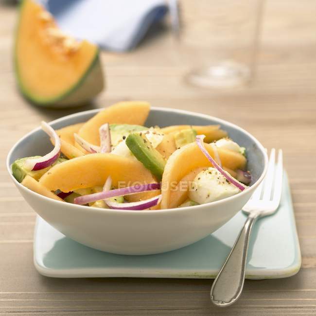 Салат из моцареллы и авокадо — стоковое фото