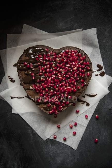 Heart-shaped chocolate cake — Stock Photo