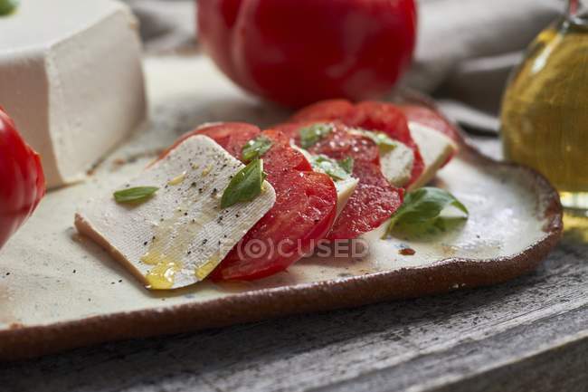 Vegan mozzarella with tomatoes — Stock Photo