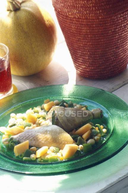Vista close-up de frango com melão e legumes — Fotografia de Stock