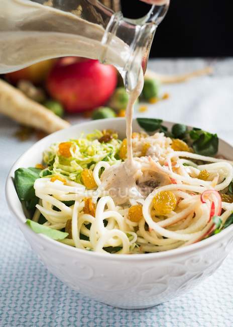 Versare il condimento sull'insalata di verdure con la pasta — Foto stock