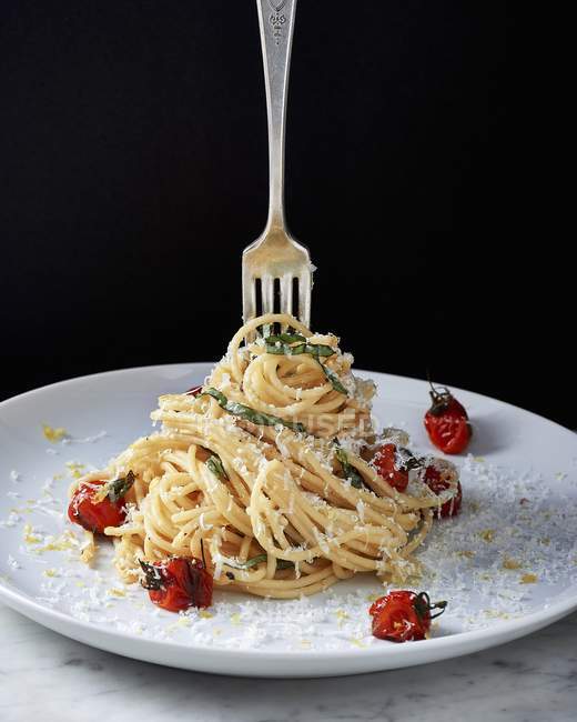 Pâtes spaghetti aux tomates cerises cloquées — Photo de stock