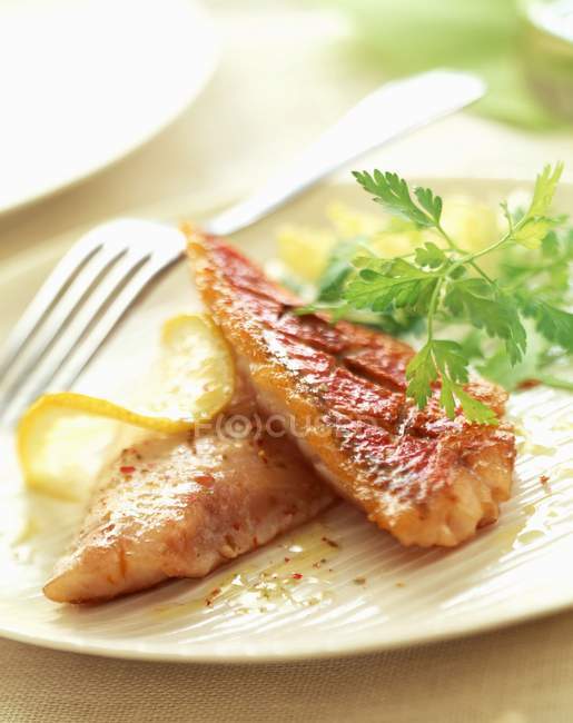 Fillets of grilled mullet with lemon — Stock Photo