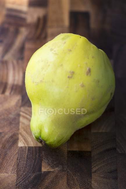 Fresh ripe quince — Stock Photo