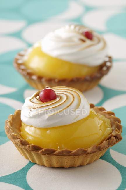 Tartaletas de merengue de limón - foto de stock