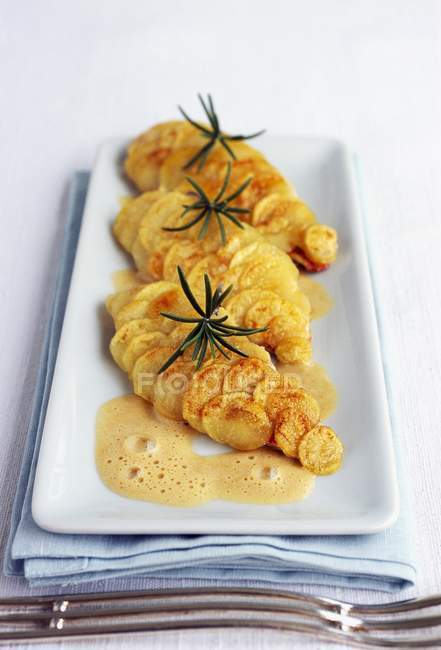 Gebratene Rotbarbe mit Kartoffelkruste — Stockfoto