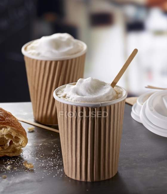Cappuccinos pour aller avec un croissant — Photo de stock