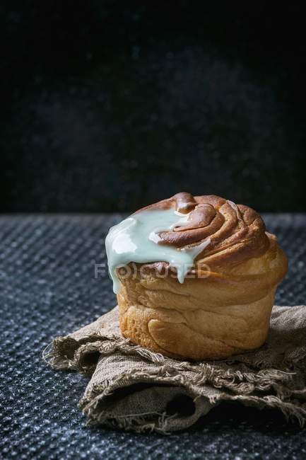 Homemade cruffin with icing — Stock Photo