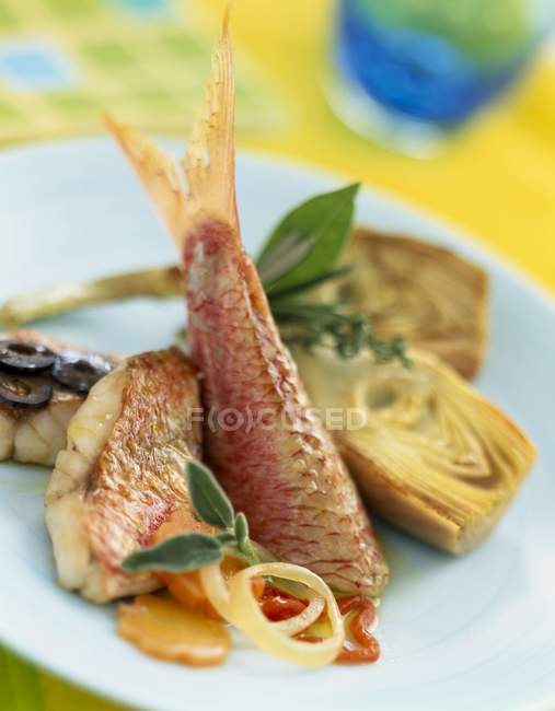 Fried red mullet with artichokes — Stock Photo