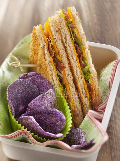 Сэндвич с чеддером и беконом — стоковое фото