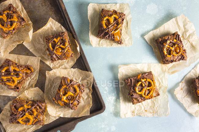 Brownie recién horneado que sirve con pretzels - foto de stock