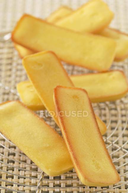Financiers on the rack at the table — Stock Photo