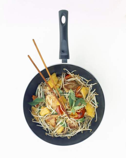 Legumes e carne em wok — Fotografia de Stock