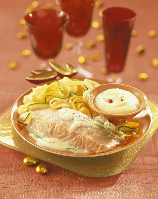 Filete de salmón en mantequilla - foto de stock