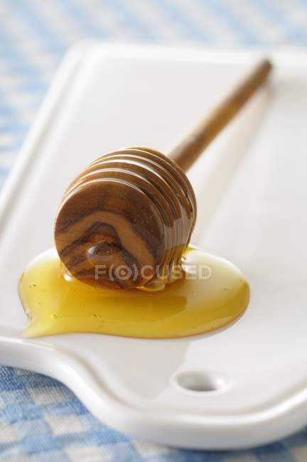 Colher de mel de madeira — Fotografia de Stock