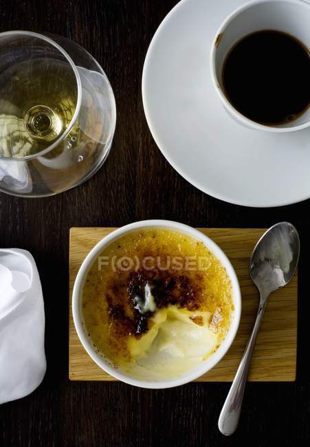 Creme brulee, café e vidro de conhaque — Fotografia de Stock