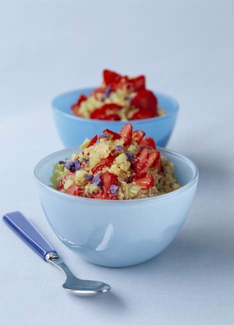 Quinoa mit Erdbeeren und Kiwis — Stockfoto
