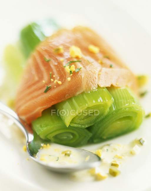 Alho-porro e salmão marinado — Fotografia de Stock
