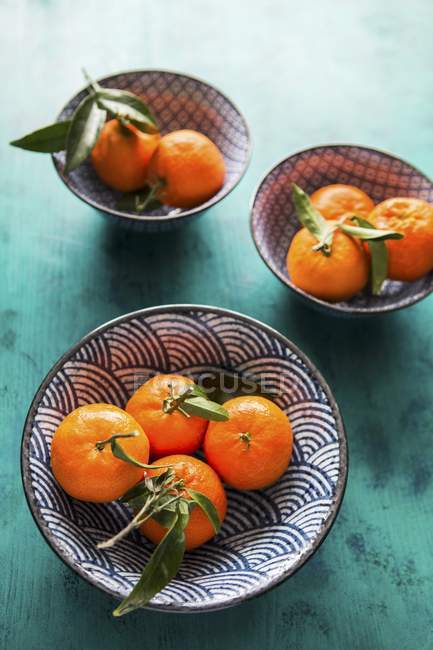 Fresh Clementines in patterned bowls — Stock Photo