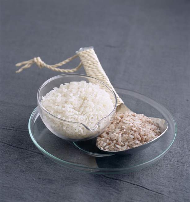Arroz branco e arroz de grão longo — Fotografia de Stock