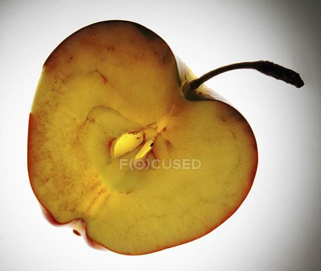 Половина свежего яблока — стоковое фото