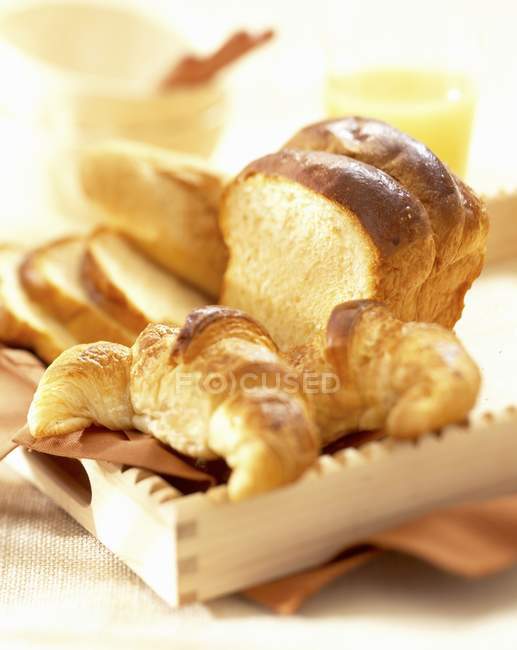 Pâtisserie fraîche de brioche et croissants — Photo de stock