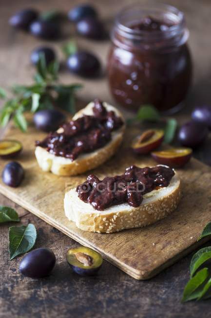 Confiture de prunes sur les toasts — Photo de stock