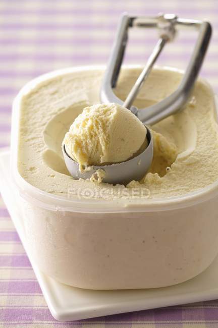 Helado de vainilla con cucharada de helado - foto de stock