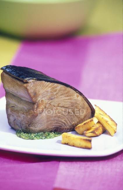 Bife de atum com batatas fritas polenta — Fotografia de Stock