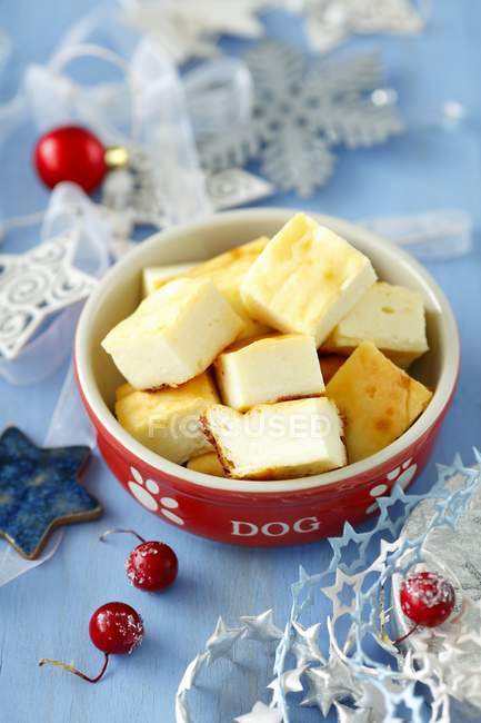 Pastel de queso en rodajas para Navidad - foto de stock