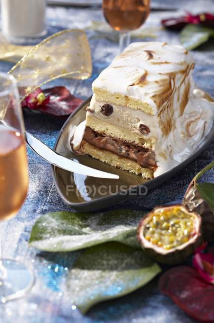 Rhum et gâteau aux fruits de la passion — Photo de stock