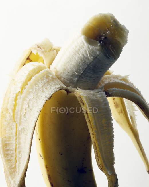 Mordido banana crua — Fotografia de Stock