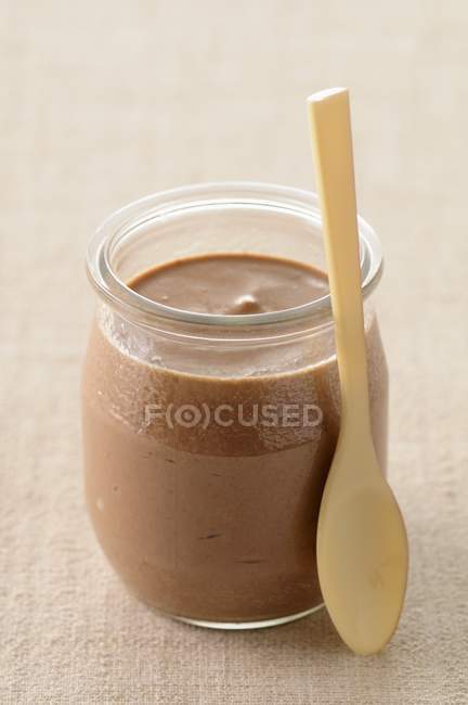 Шоколадний йогурт у скляній банці — стокове фото