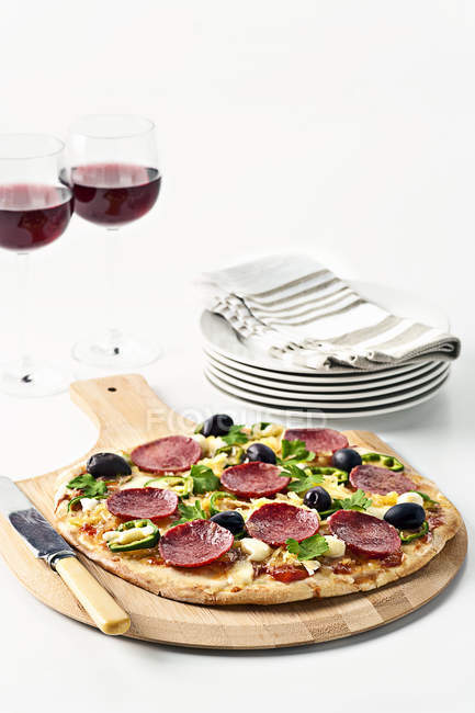 Pizza mit Salami und Oliven — Stockfoto