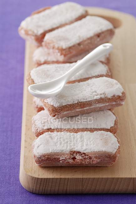 Розовое печенье на столе — стоковое фото