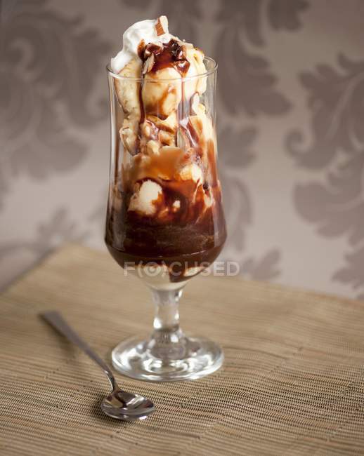 Шоколадне та мигдальне морозиво — стокове фото