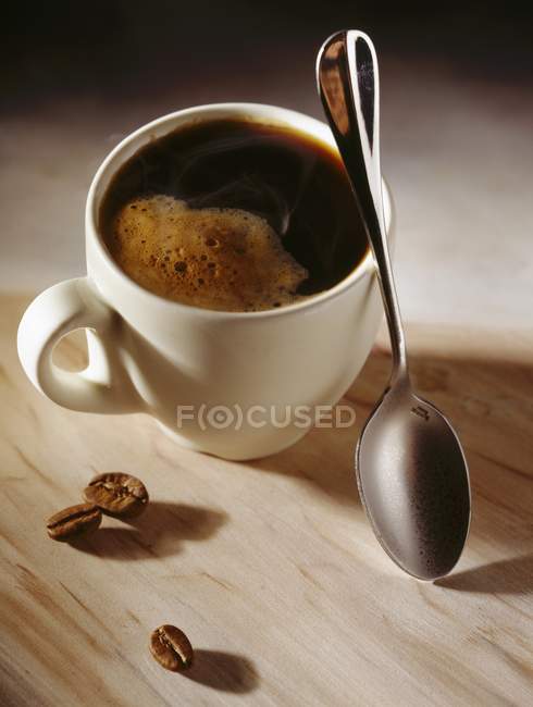Чашка кави з ложкою — стокове фото